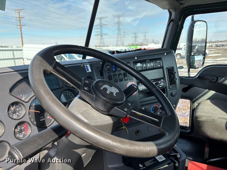 image for item YA2310 2016 Mack CXU613 semi truck