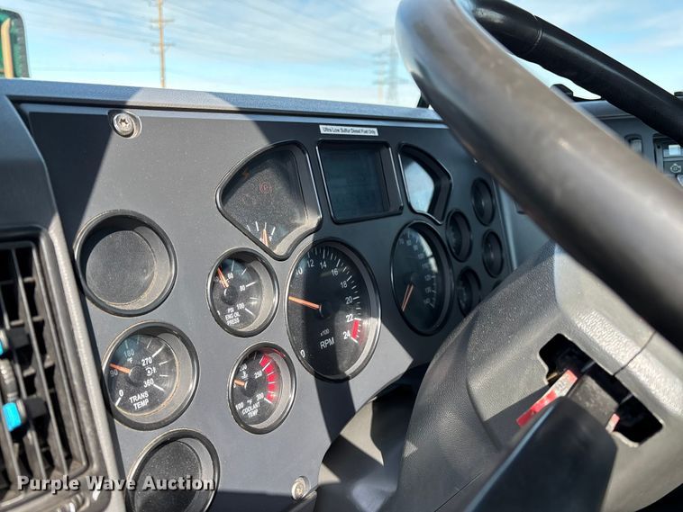 image for item YA2310 2016 Mack CXU613 semi truck