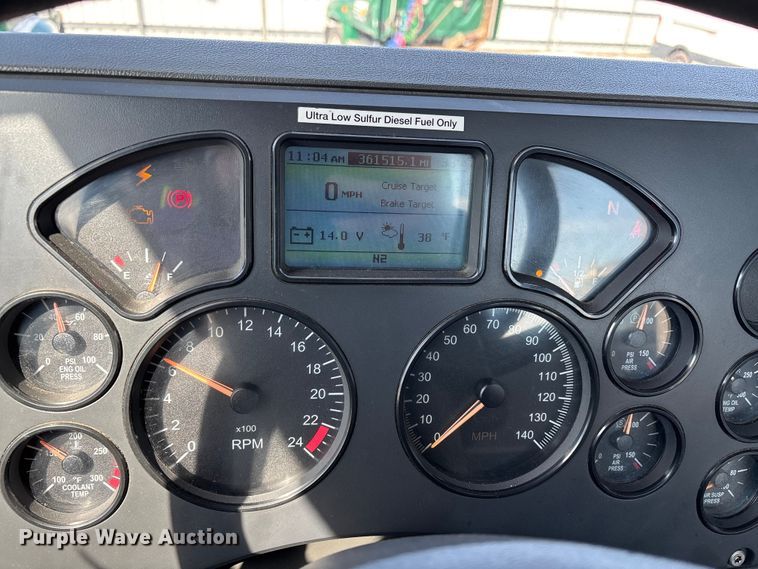 image for item YA2310 2016 Mack CXU613 semi truck