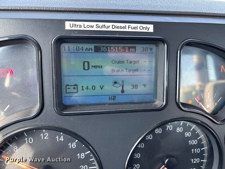 image for item YA2310 2016 Mack CXU613 semi truck