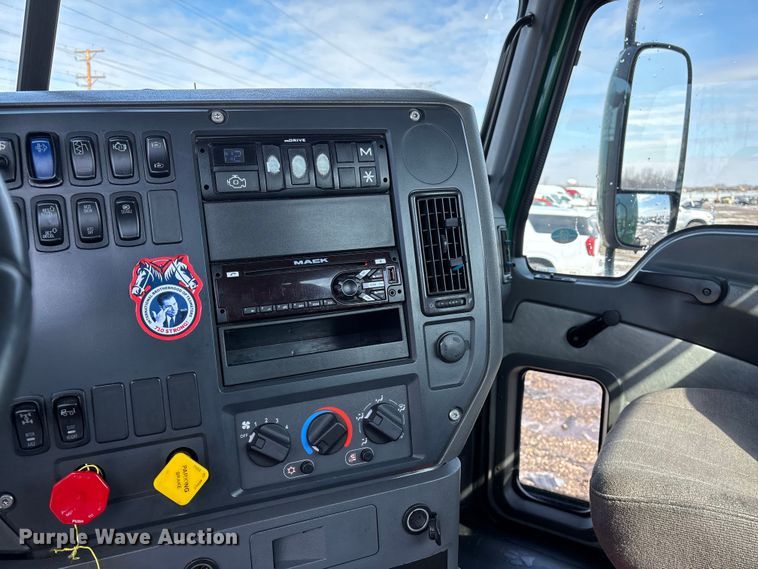 image for item YA2310 2016 Mack CXU613 semi truck