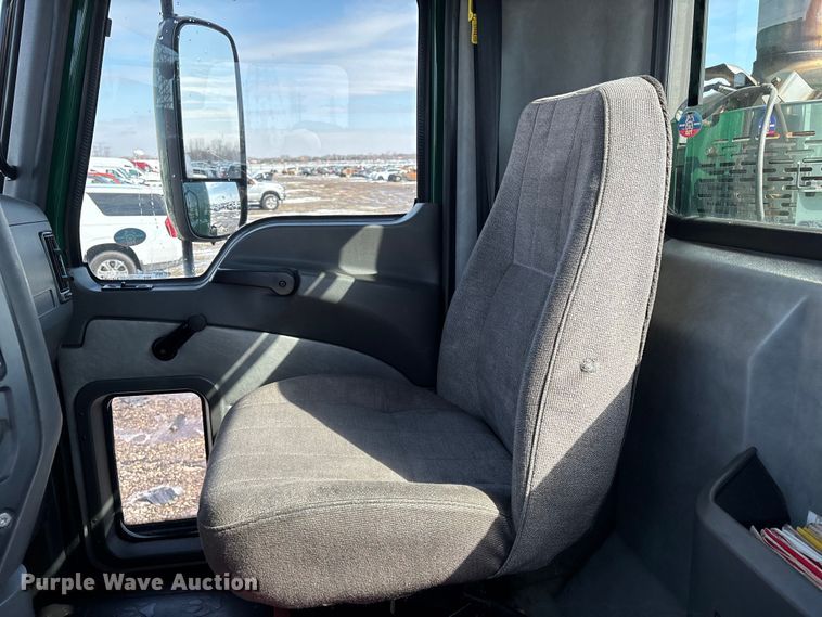 image for item YA2310 2016 Mack CXU613 semi truck