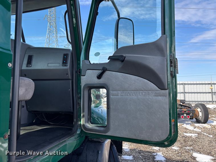 image for item YA2310 2016 Mack CXU613 semi truck