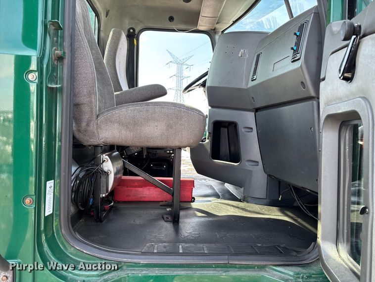 image for item YA2310 2016 Mack CXU613 semi truck