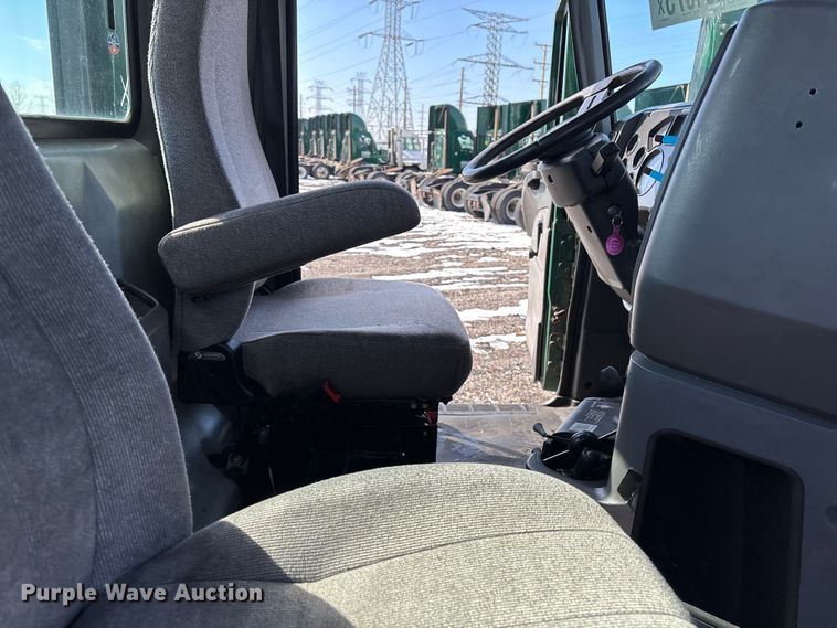 image for item YA2310 2016 Mack CXU613 semi truck