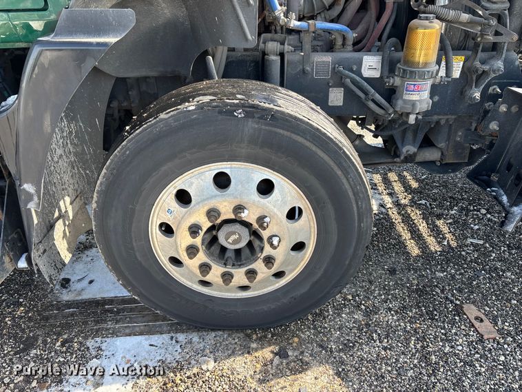 image for item YA2310 2016 Mack CXU613 semi truck