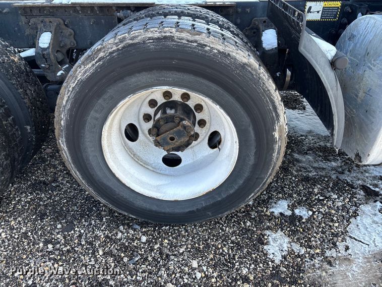 image for item YA2310 2016 Mack CXU613 semi truck