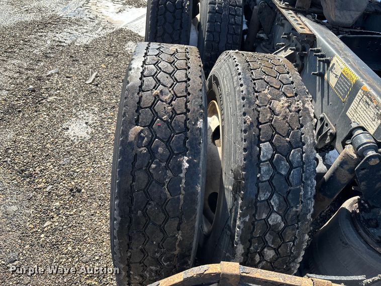 image for item YA2310 2016 Mack CXU613 semi truck