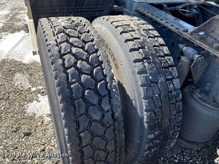 image for item YA2310 2016 Mack CXU613 semi truck