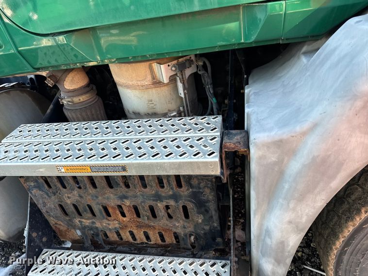 image for item YA2311 2016 Mack CXU613 semi truck