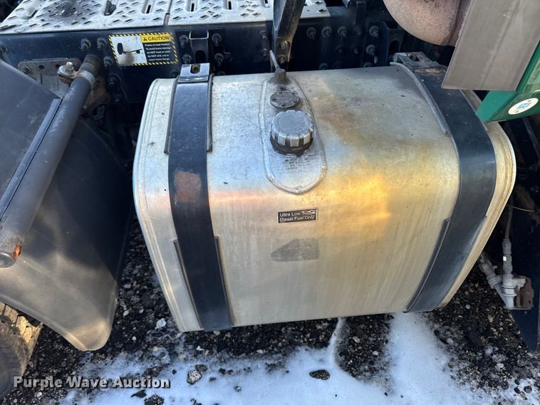 image for item YA2311 2016 Mack CXU613 semi truck