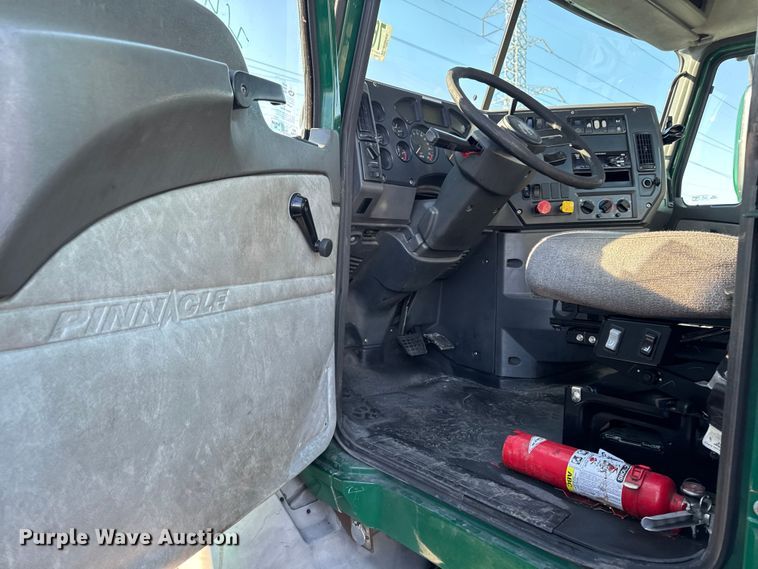 image for item YA2311 2016 Mack CXU613 semi truck