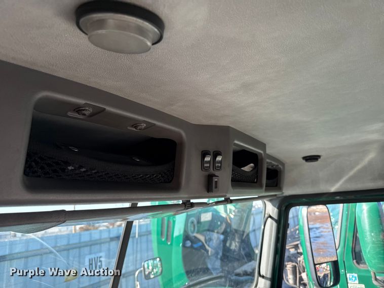 image for item YA2311 2016 Mack CXU613 semi truck