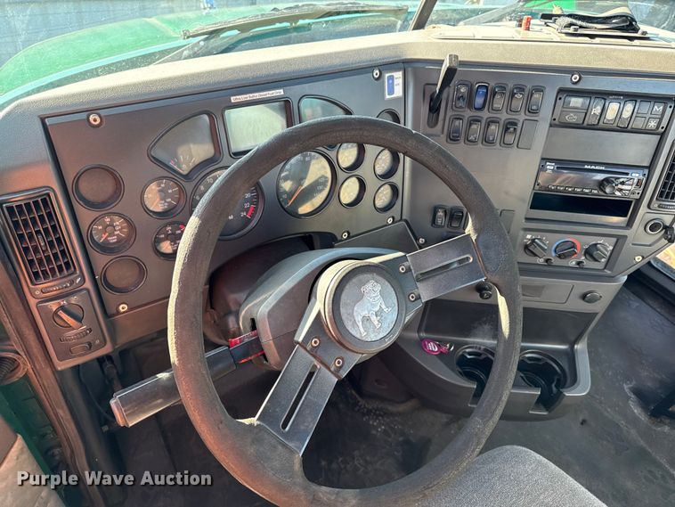 image for item YA2311 2016 Mack CXU613 semi truck