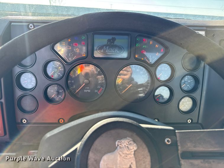 image for item YA2311 2016 Mack CXU613 semi truck