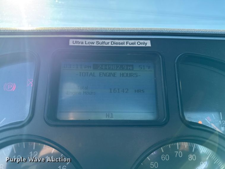 image for item YA2311 2016 Mack CXU613 semi truck