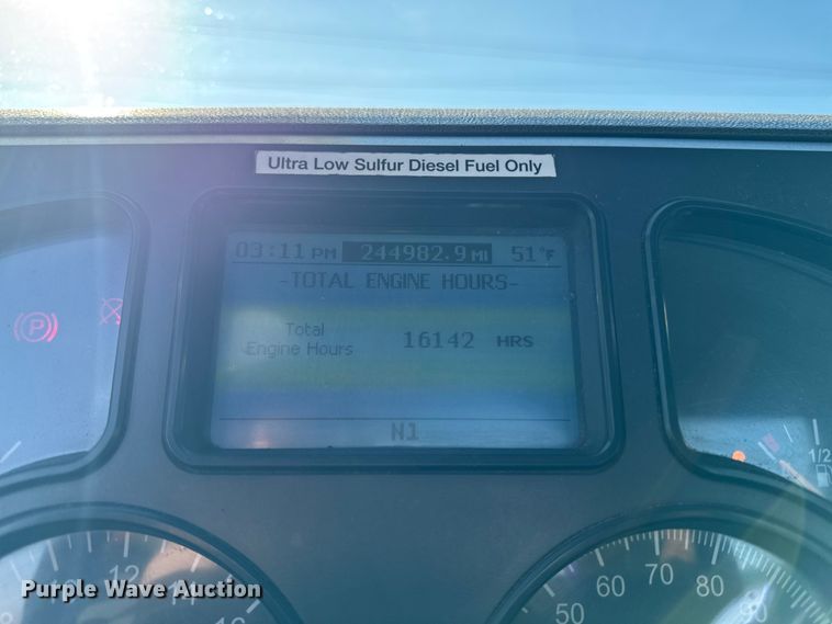 image for item YA2311 2016 Mack CXU613 semi truck