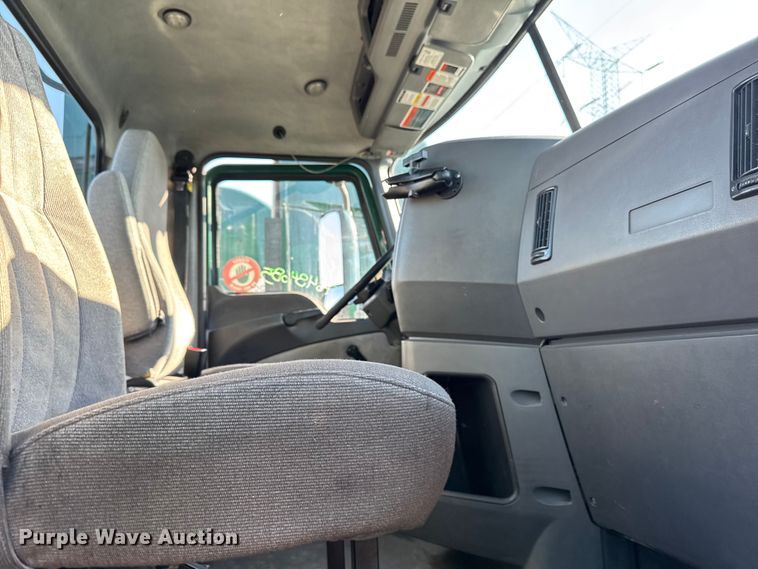 image for item YA2311 2016 Mack CXU613 semi truck