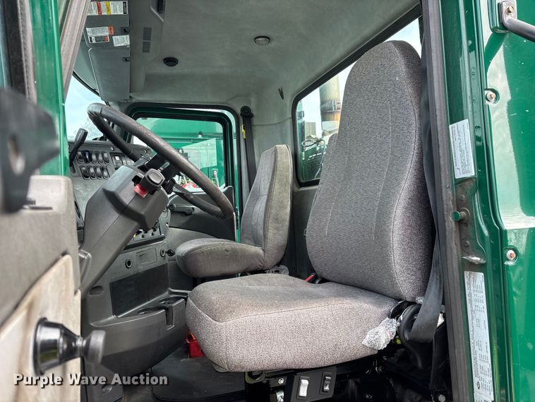 image for item YA2312 2016 Mack CXU613 semi truck