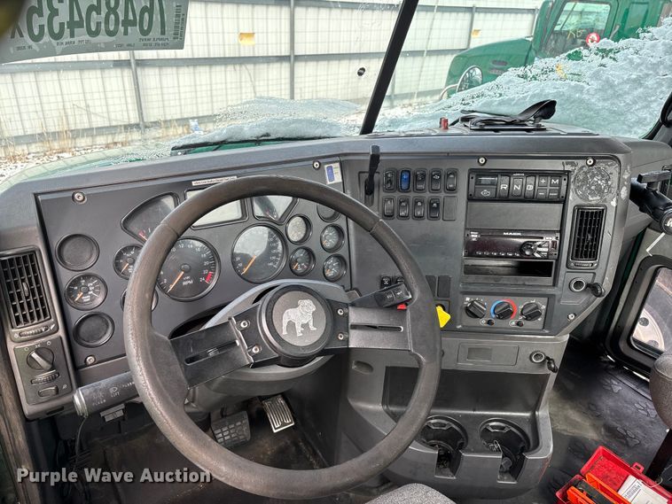 image for item YA2312 2016 Mack CXU613 semi truck