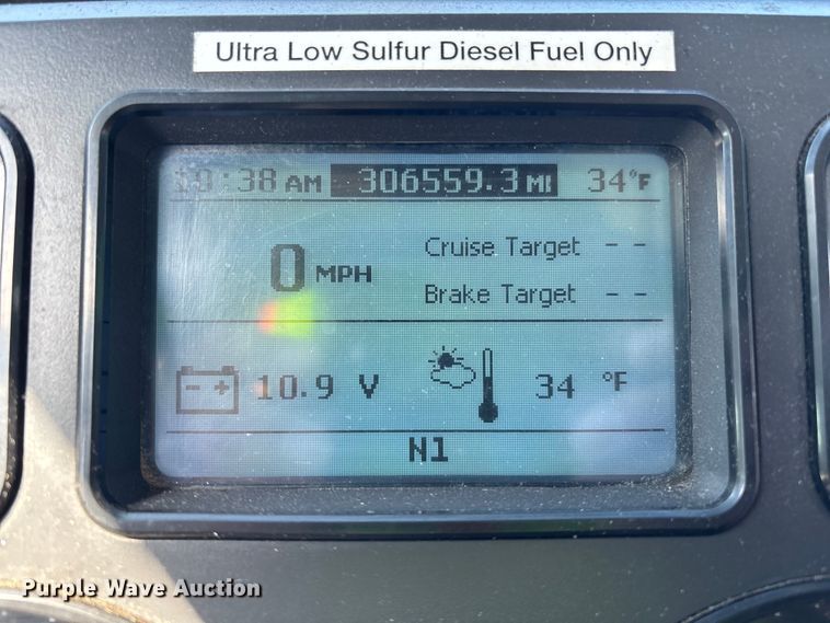 image for item YA2312 2016 Mack CXU613 semi truck