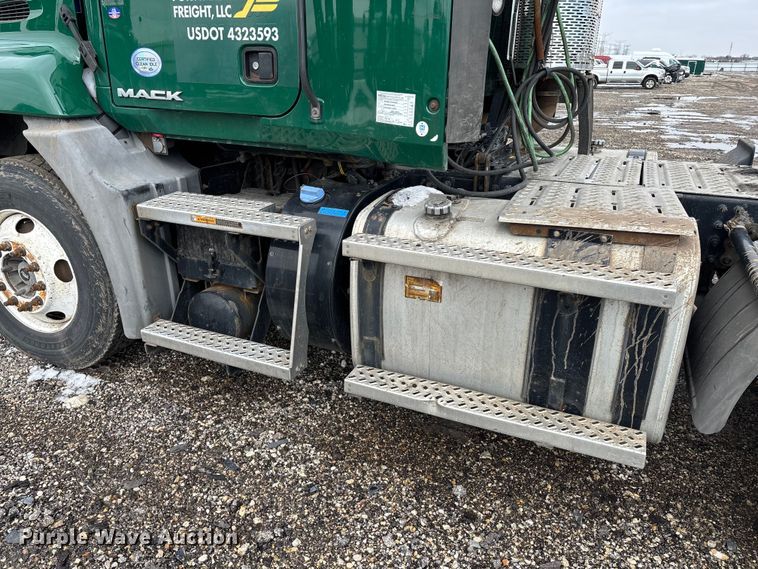 image for item YA2313 2016 Mack CXU613 semi truck