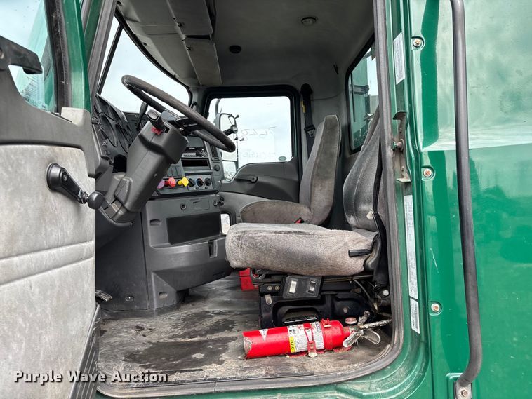 image for item YA2313 2016 Mack CXU613 semi truck