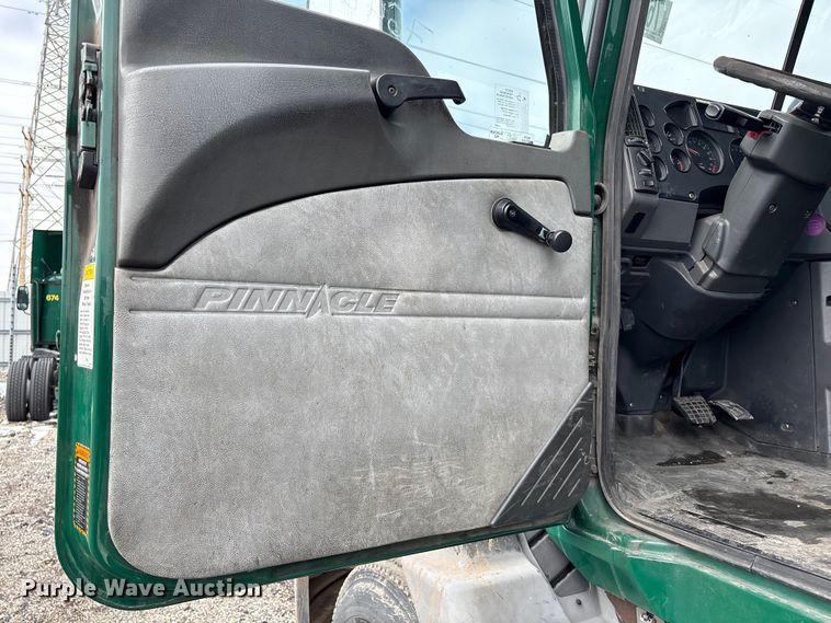 image for item YA2313 2016 Mack CXU613 semi truck