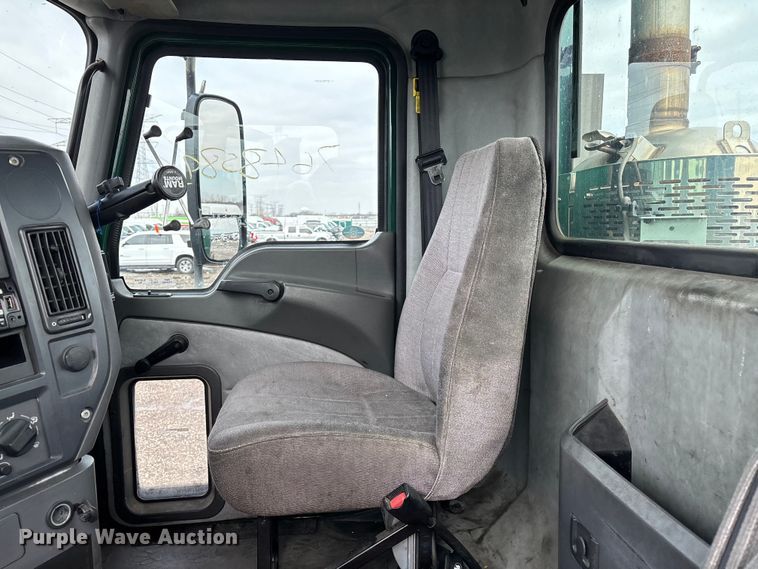 image for item YA2313 2016 Mack CXU613 semi truck