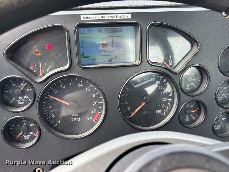 image for item YA2313 2016 Mack CXU613 semi truck