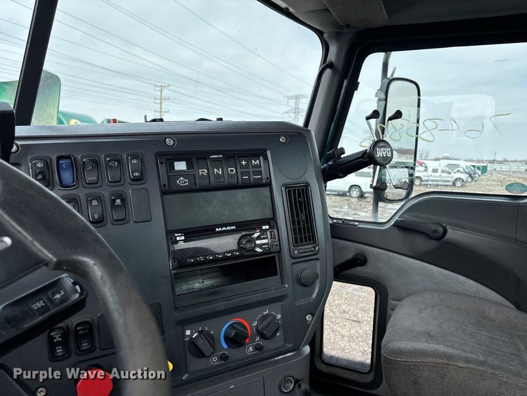 image for item YA2313 2016 Mack CXU613 semi truck