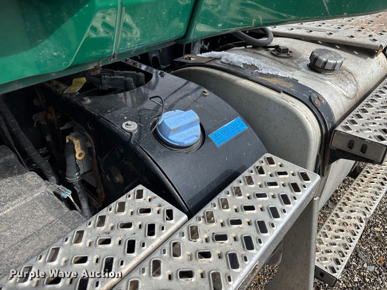 image for item YA2313 2016 Mack CXU613 semi truck