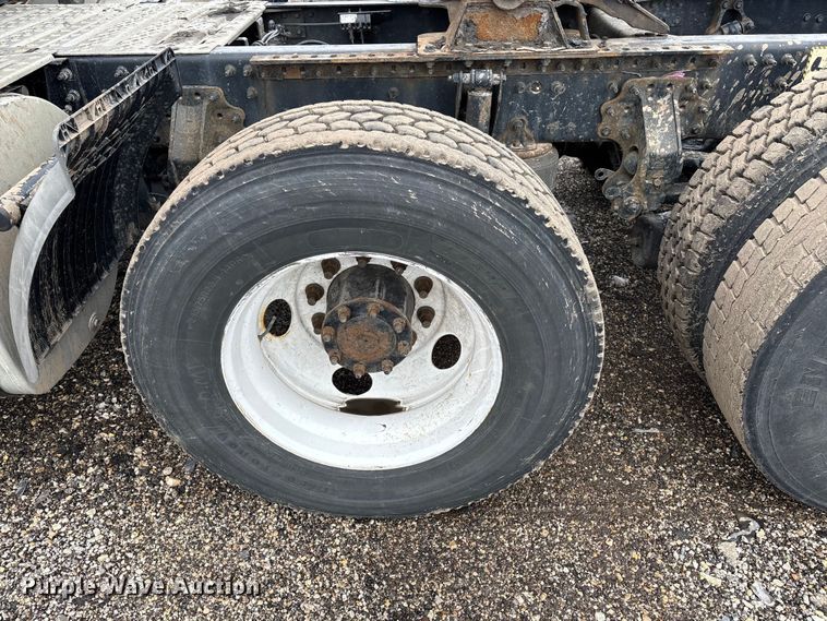 image for item YA2313 2016 Mack CXU613 semi truck