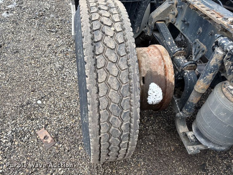 image for item YA2313 2016 Mack CXU613 semi truck