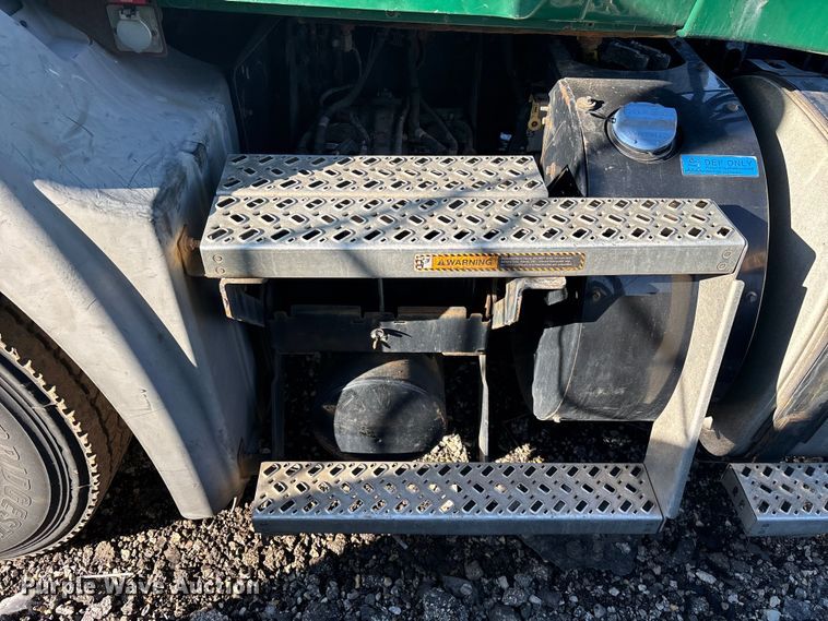 image for item YA2314 2016 Mack CXU613 semi truck