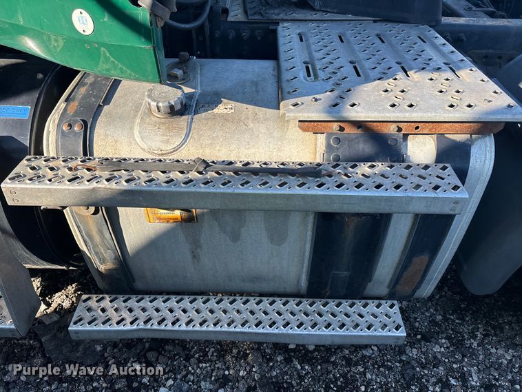 image for item YA2314 2016 Mack CXU613 semi truck