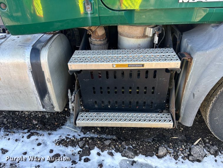 image for item YA2314 2016 Mack CXU613 semi truck