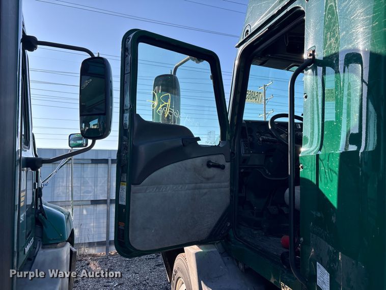 image for item YA2314 2016 Mack CXU613 semi truck