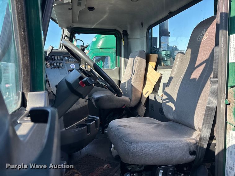 image for item YA2314 2016 Mack CXU613 semi truck