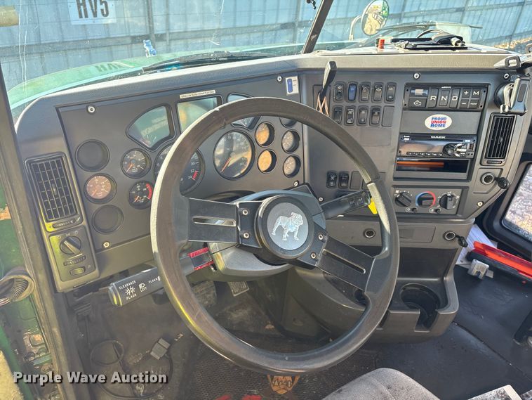 image for item YA2314 2016 Mack CXU613 semi truck