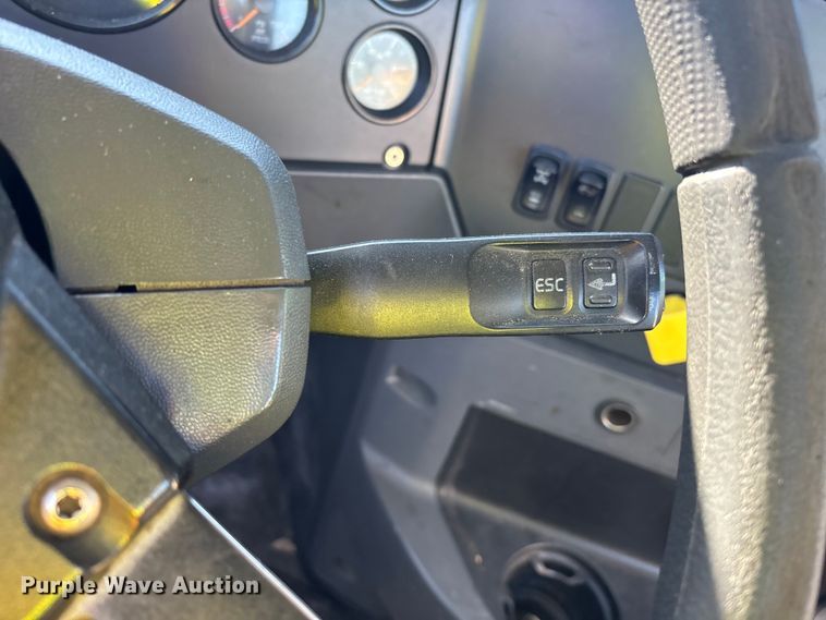 image for item YA2314 2016 Mack CXU613 semi truck