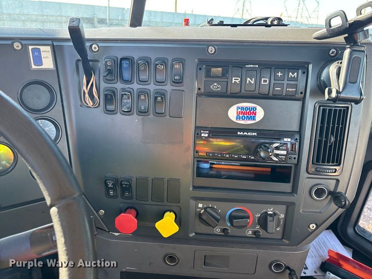 image for item YA2314 2016 Mack CXU613 semi truck