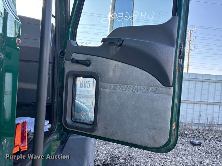 image for item YA2314 2016 Mack CXU613 semi truck