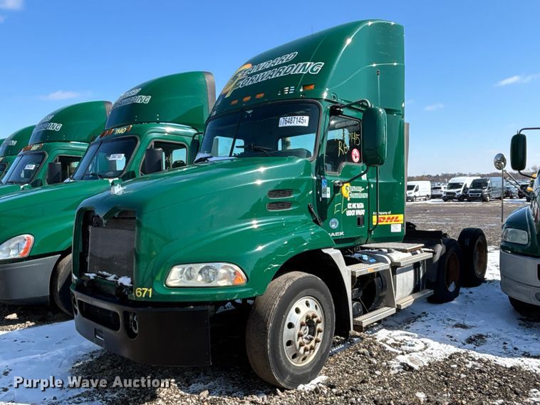 image for item YA2315 2016 Mack CXU613 semi truck