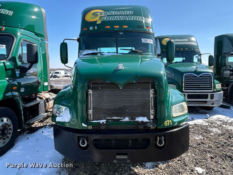 image for item YA2315 2016 Mack CXU613 semi truck