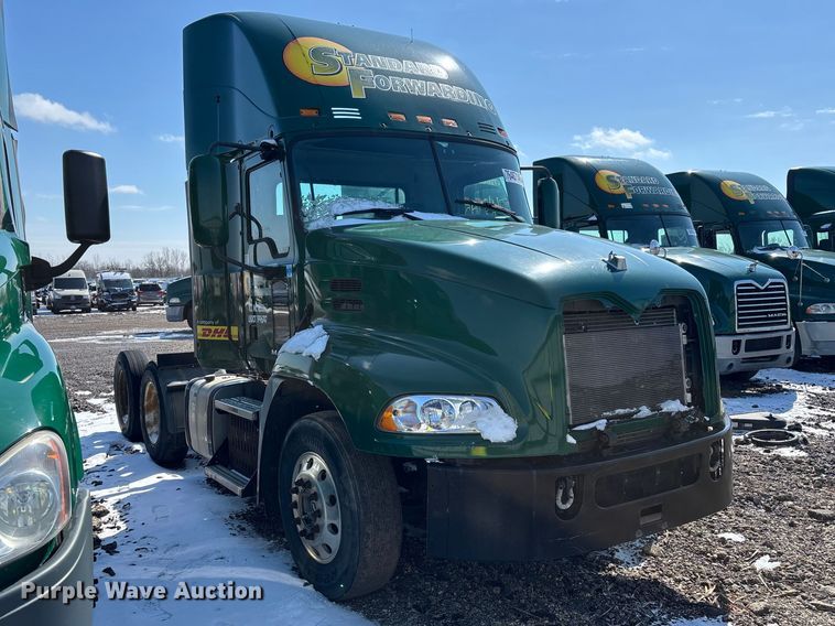 image for item YA2315 2016 Mack CXU613 semi truck