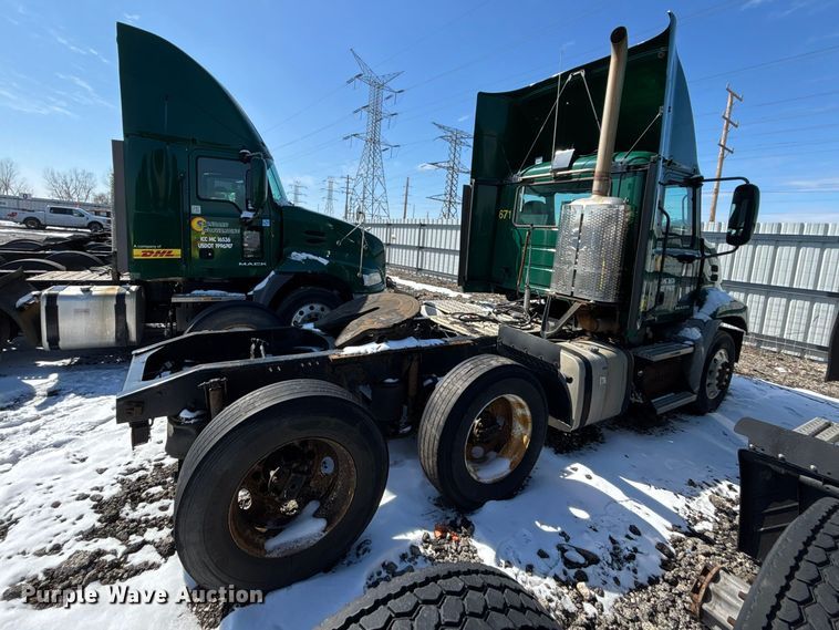 image for item YA2315 2016 Mack CXU613 semi truck