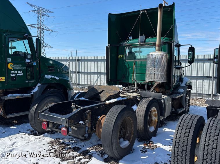 image for item YA2315 2016 Mack CXU613 semi truck