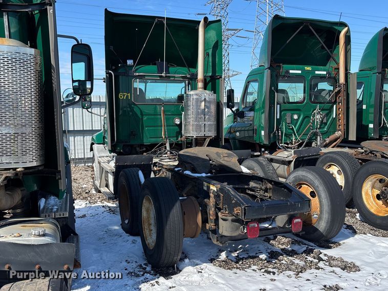 image for item YA2315 2016 Mack CXU613 semi truck