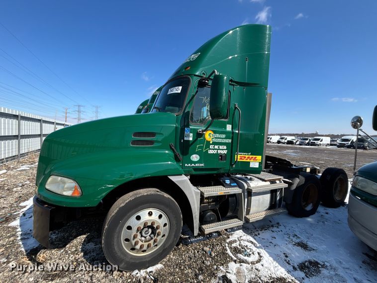 image for item YA2315 2016 Mack CXU613 semi truck